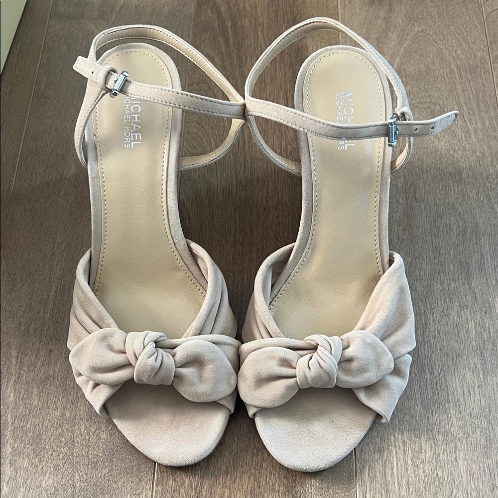 Michael Kors Elegant Beige Sandals - Picture 1 of 7